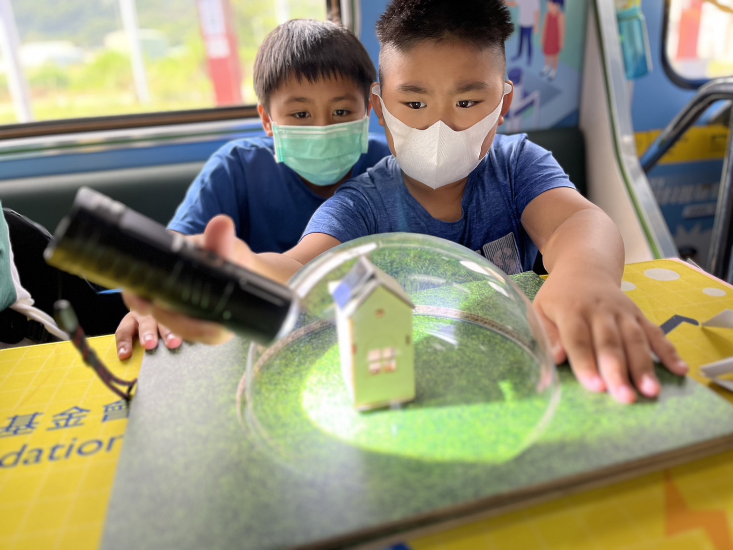 pg电子參與基礎科學主題車廂，以STEAM教學精神，設計「逐日科學家」、「太陽能工程師」以及「淨零建築師」三大能源科普課程和實驗